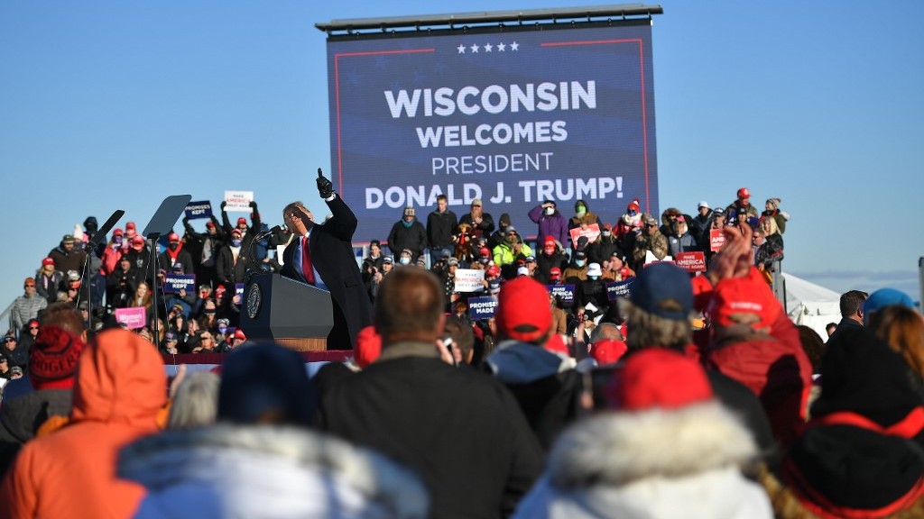 Ato de campanha de Donald Trum promove aglomeração no estado de Wisconsin