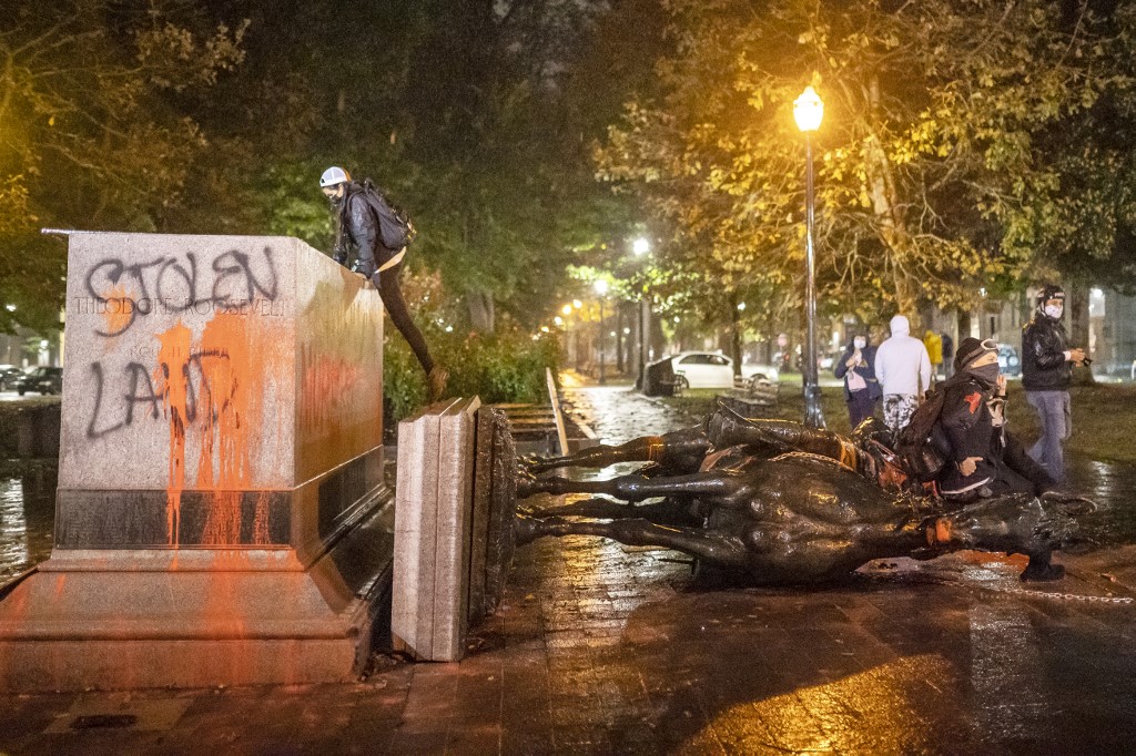 Manifestantes derrubam estátuas de ex-presidentes nos EUA