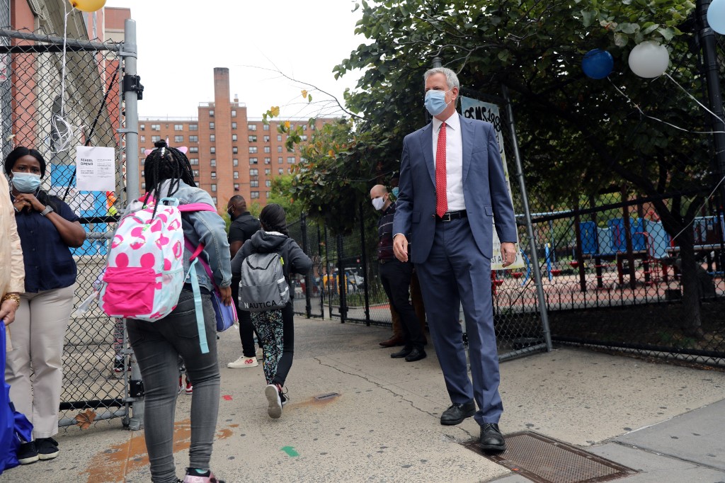 Bill de Blasio, prefeito de Nova Iorque, durante a volta às aulas