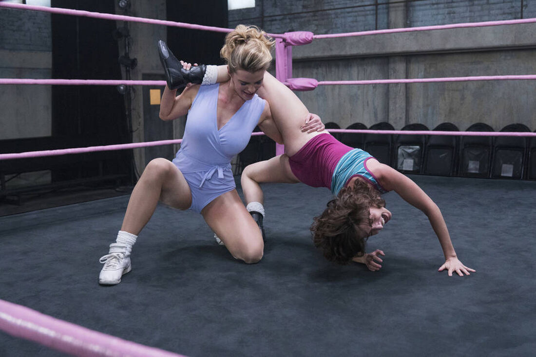 Cena da série 'Glow', da Netflix