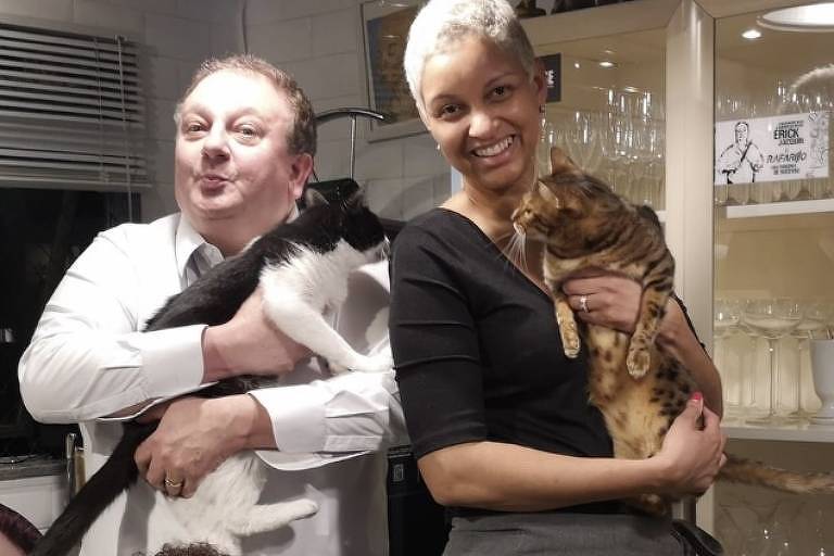 Erick Jacquin e a esposa Rosângela posam com gatos