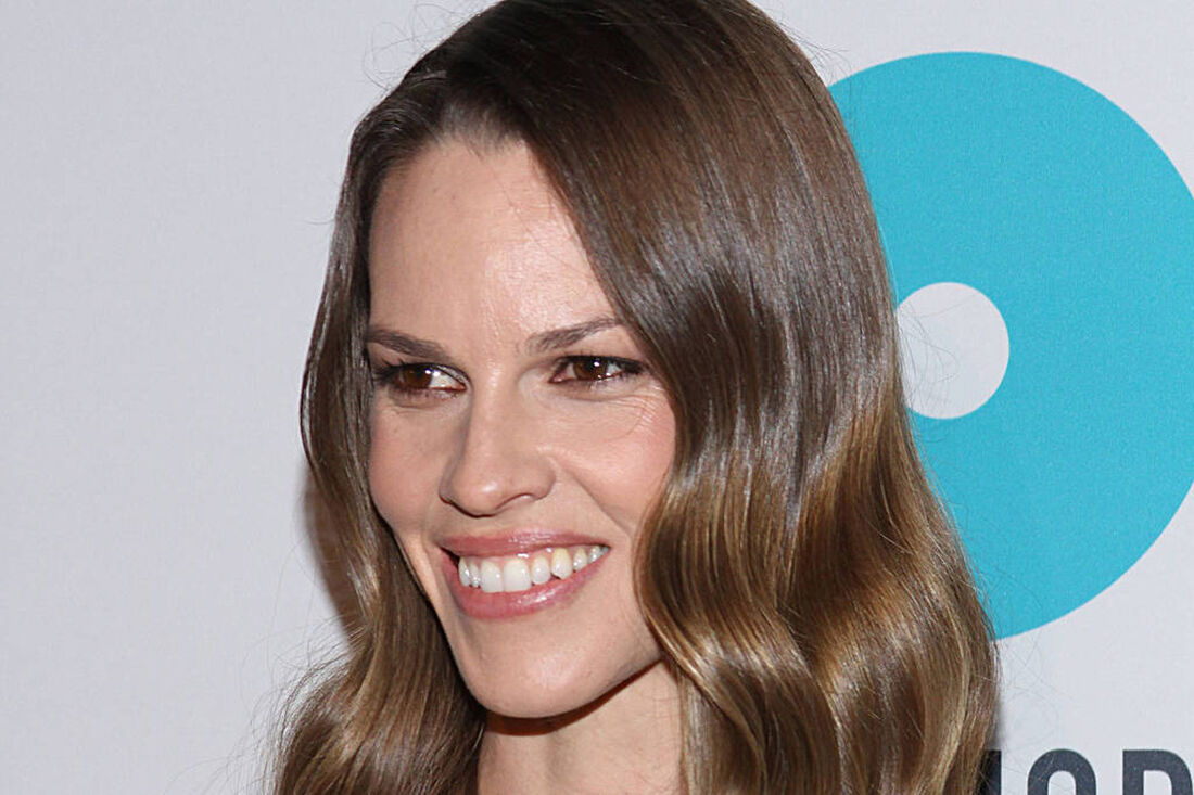 Hilary Swank diz que ator trans seria mais adequado para papel que lhe rendeu Oscar