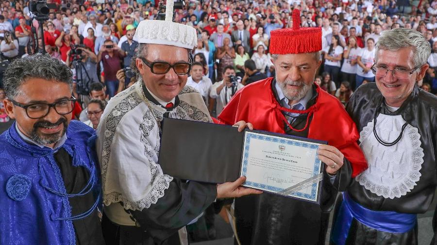 Lula recebendo o título de doutor honoris causa da UNEAL