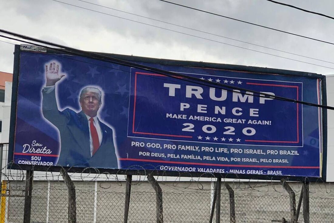 Outdoor para campanha de Donald Trump, em Minas Gerais