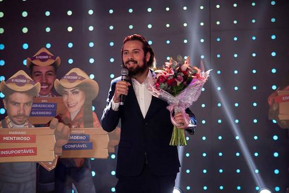 Cartolouco com flores surpreende Luiza Ambiel no palco do programa Hora do Faro