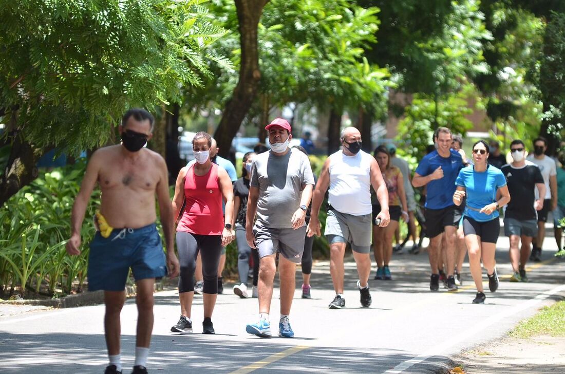 Movimentação de pessoas no parque da Jaqueira, no Recife