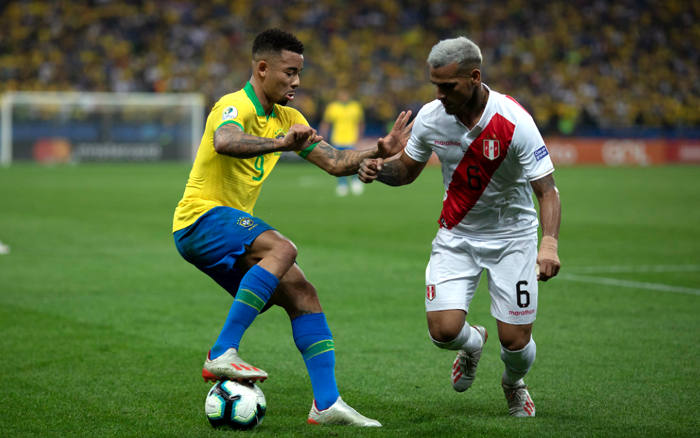 Gabriel Jesus encara Trauco, na final da Copa América 2019