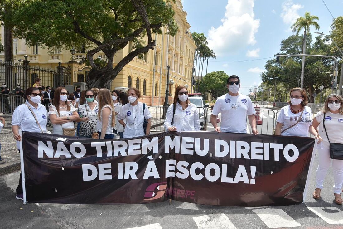 Movimento pede retorno das aulas presenciais