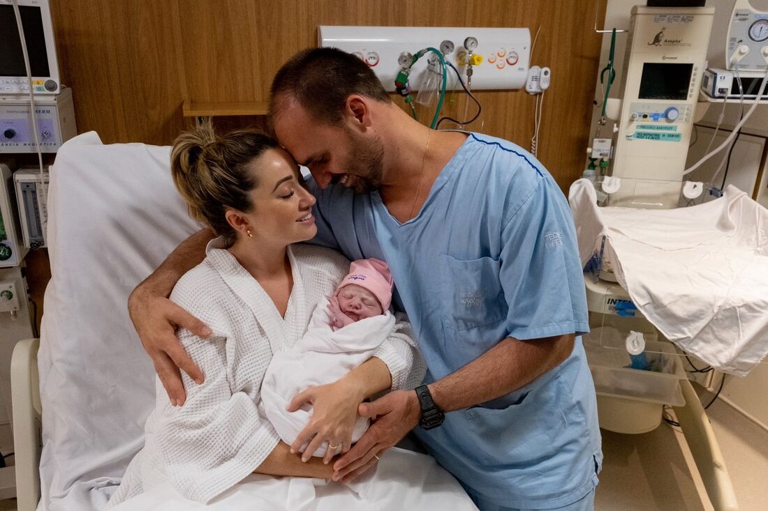 Eduardo postou foto em seu perfil no Twitter para celebrar o nascimento da filha