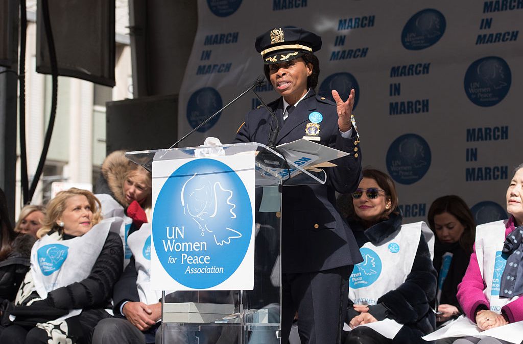 Juanita Holmes em posse para principal cargo da polícia de Nova York