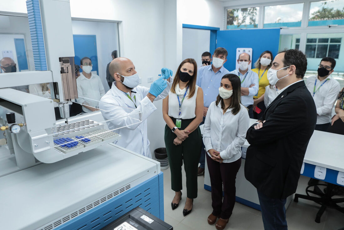 Governador em visita aos novos laboratórios da Compesa