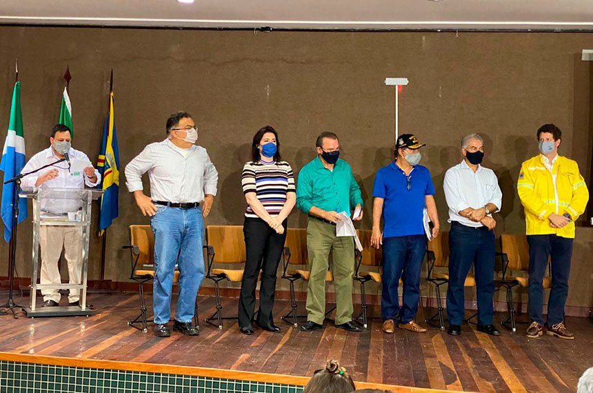 Em Corumbá, senadores Simone Tebet, Wellington Fagundes (de camisa verde) e Nelsinho Trad (de boné) reuniram-se com autoridades locais e o ministro do Meio Ambiente, Ricardo Salles (de casaco amarelo)