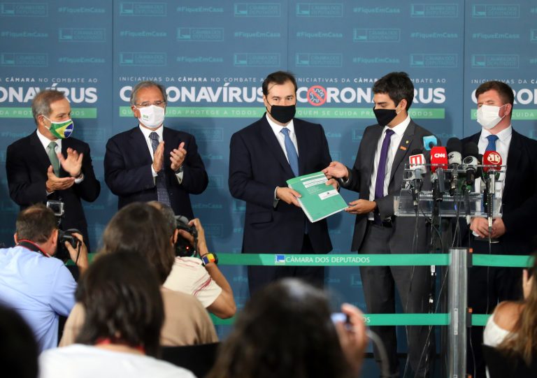 Paulo Guedes, Rodrigo Maia e o o coordenador da Frente Parlamentar da Reforma Administrativa, deputado Tiago Mitraud em cerimônia