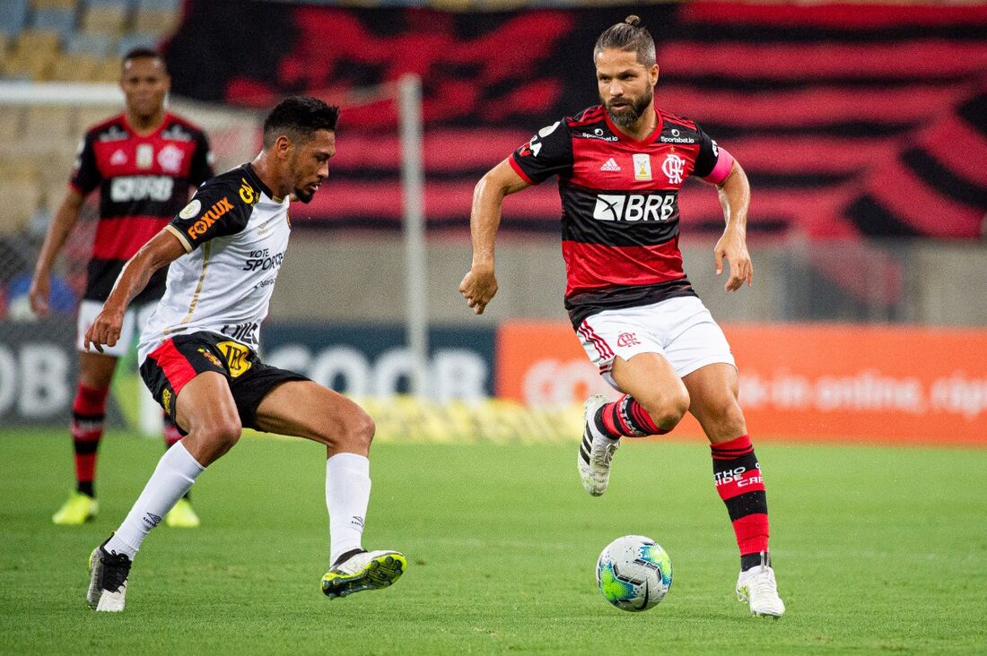 Hernane briga pela bola com Diego, na derrota do Sport para o Flamengo no primeiro turno