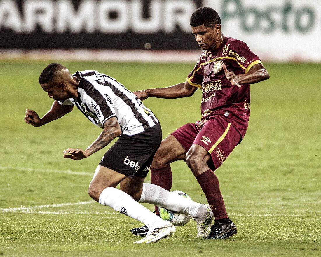 Márcio Araújo em ação contra o Atlético/MG