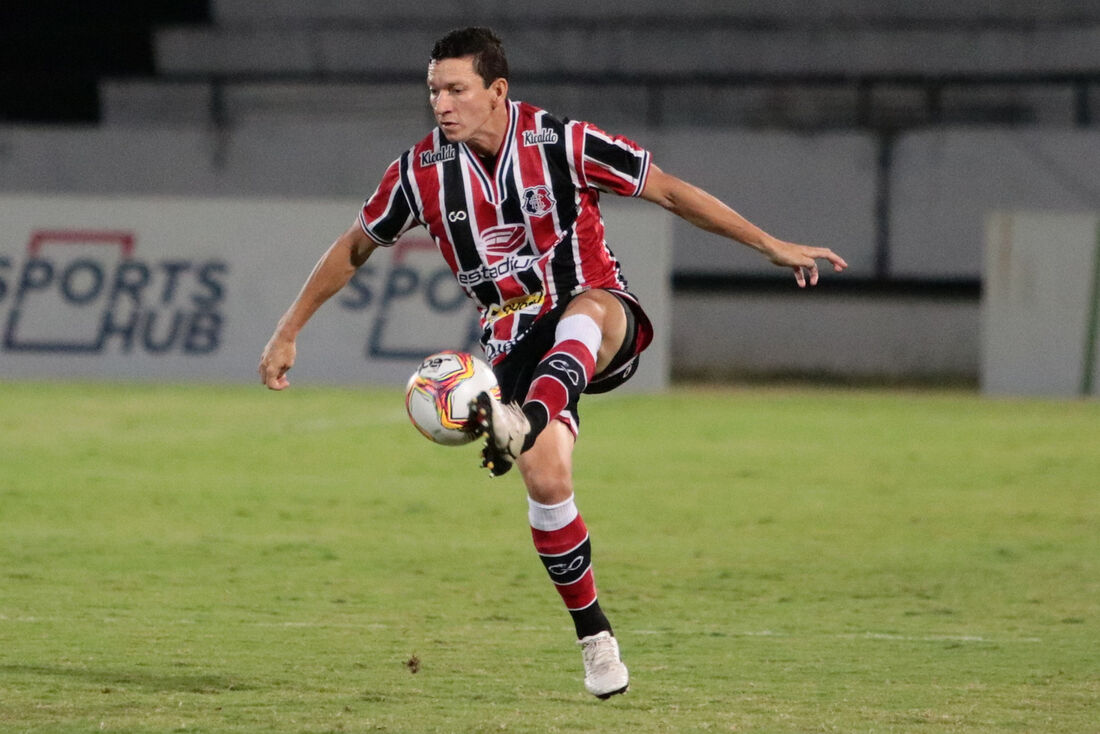 Perí, lateral esquerdo do Santa Cruz