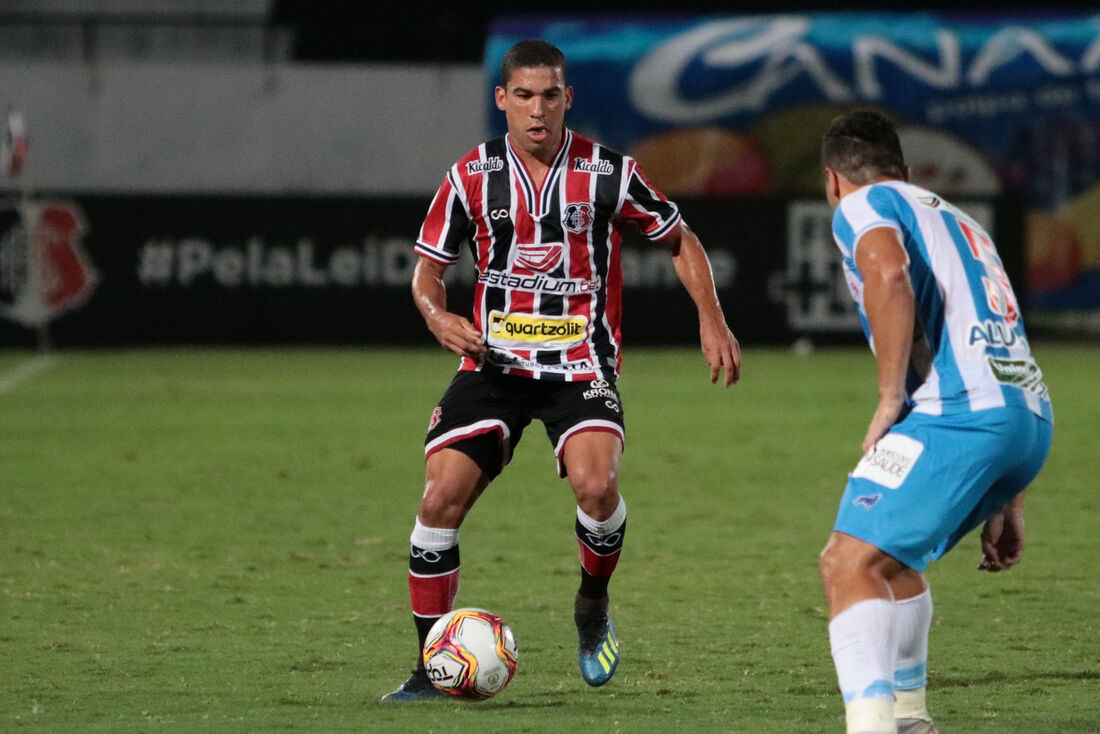 Lateral-direito Toty em ação contra o Paysandu