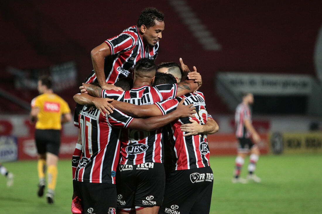 Jogadores comemoram gol de Didira