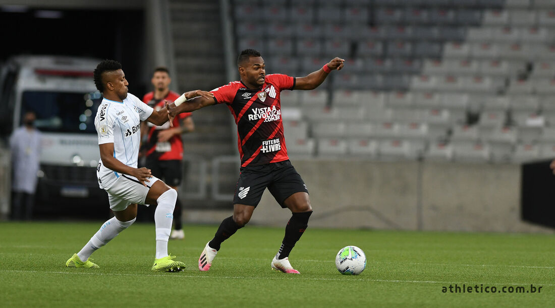 Nikão em ação contra o Grêmio