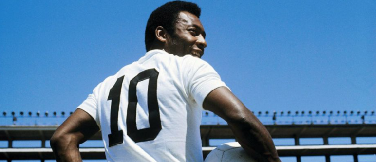 Pelé vestindo a camisa do Santos