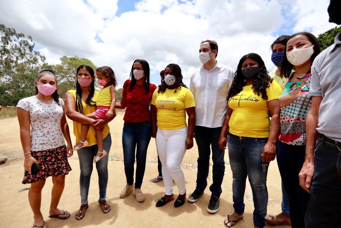 Paulo Câmara entrega primeira regularização de terras quilombolas pelo Estado