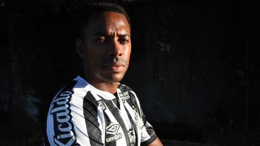 Atacante Robinho teve contrato com o Santos suspenso