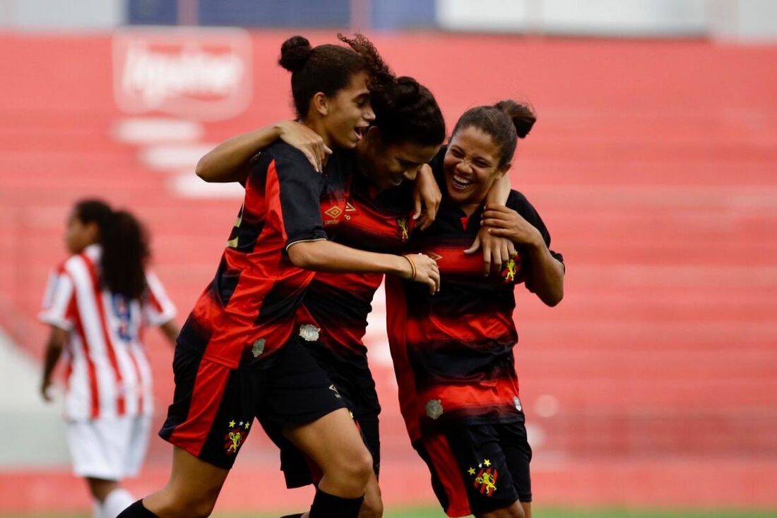 Jogadoras do Sport comemoram gol contra o Náutico