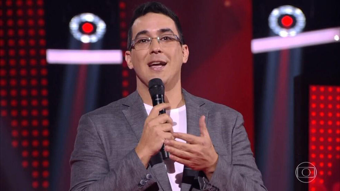 O apresentador André Marques ficou com a voz embargada ao contar novidade neste domingo (4) durante a semifinal do 'The Voice Kids'