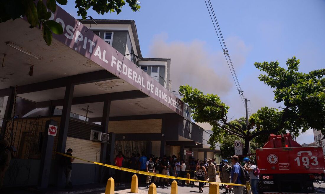 Bombeiros continuam trabalhando no local