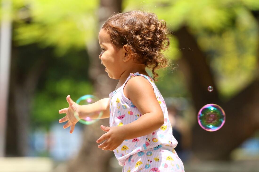 Movimentação no Parque da Jaqueira neste feriado de 12 de outubro. Na foto, a pequena Lara Costa brincando com bolhas de sabão.