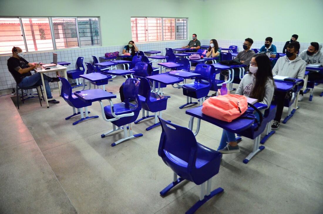 Aula em modelo híbrido no Colégio Dom, em Olinda