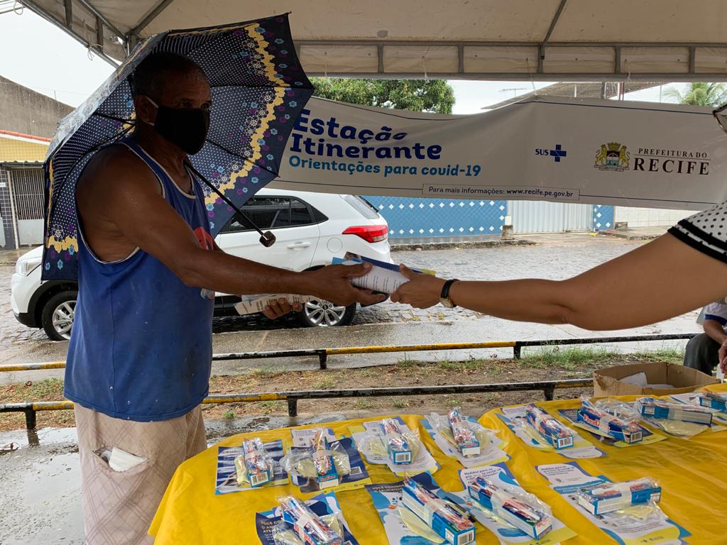 Agente de uma das Estação Itinerante conscientizando população