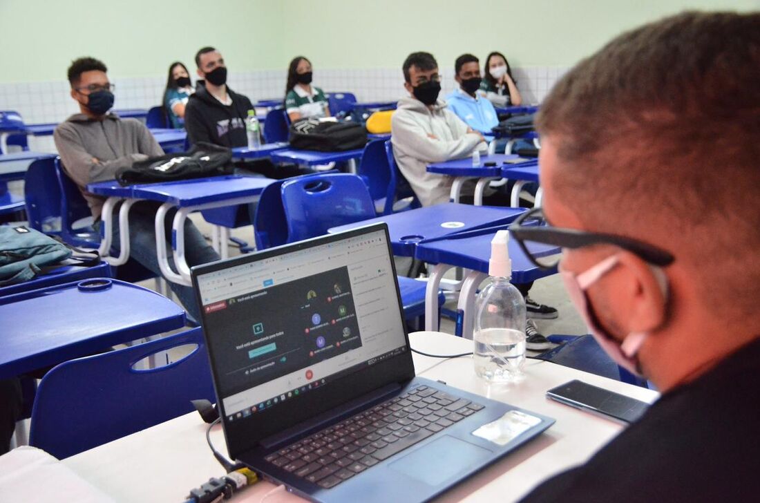 Volta às aulas presenciais no Colégio Dom, em Olinda