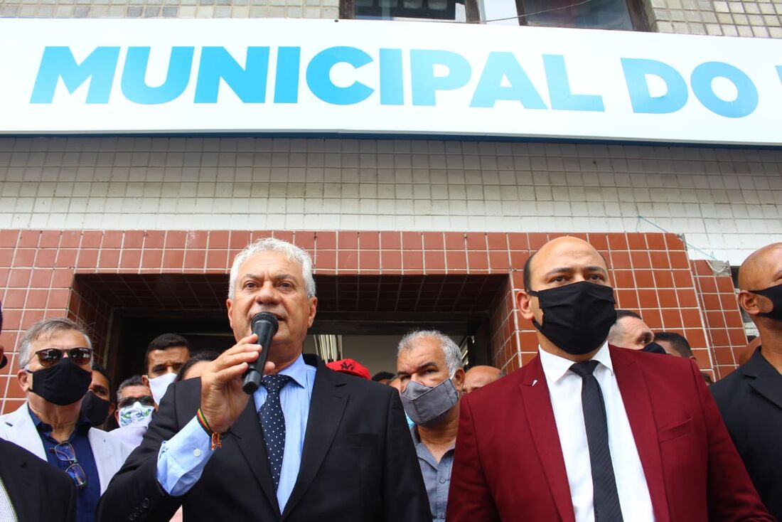 Após posse, Jorge Carneiro discursou para apoiadores