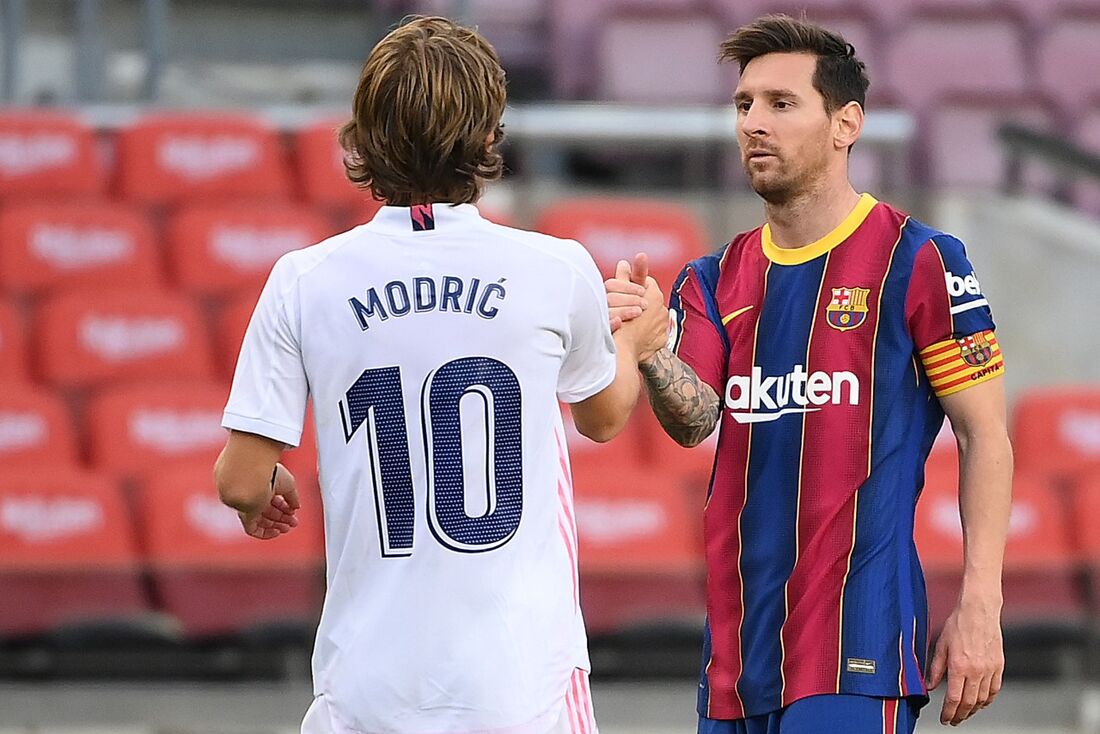 Lionel Messi parabenizando o atacante croata do Real Madrid, Luka Modrić