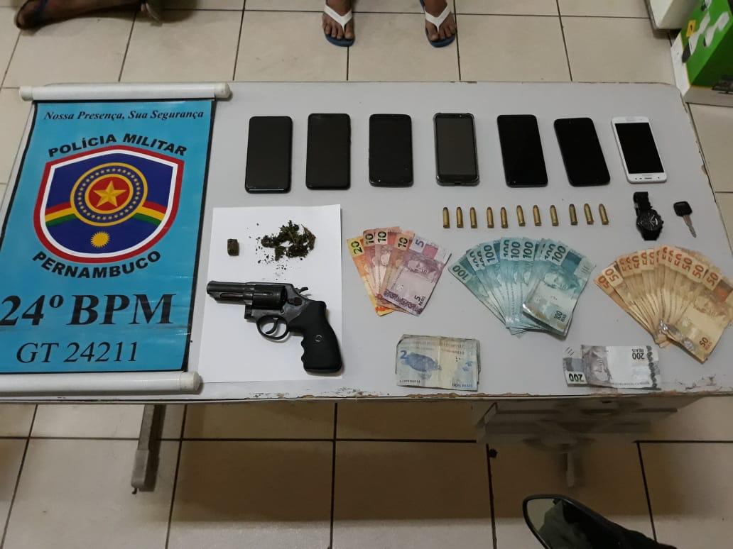 Polícia apreendeu dinheiro, armas, celulares e drogas