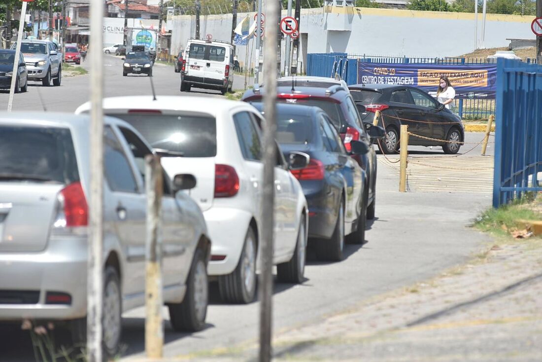 Fila de carros à espera no Cecon