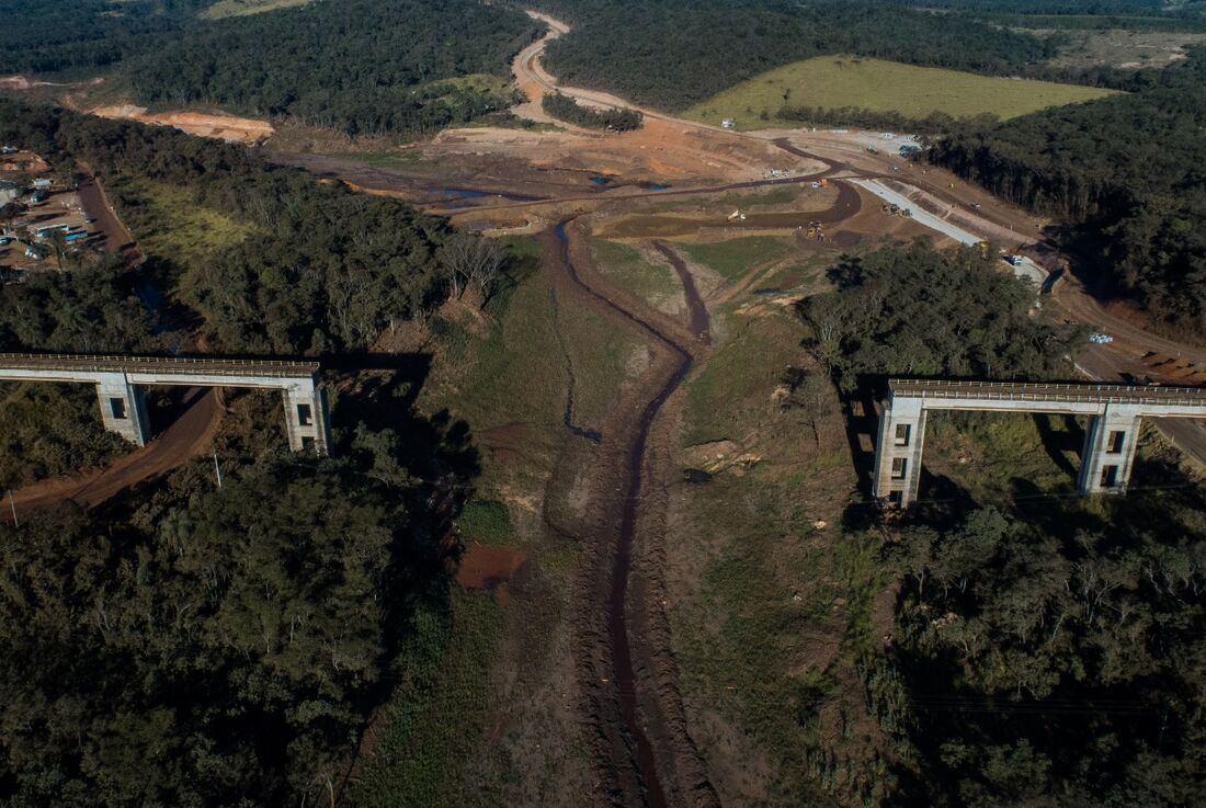 Vista aérea da lama na altura da linha do trem que foi destruída em Brumadinho