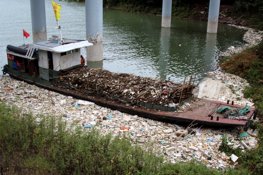 Lixo polui rio na China