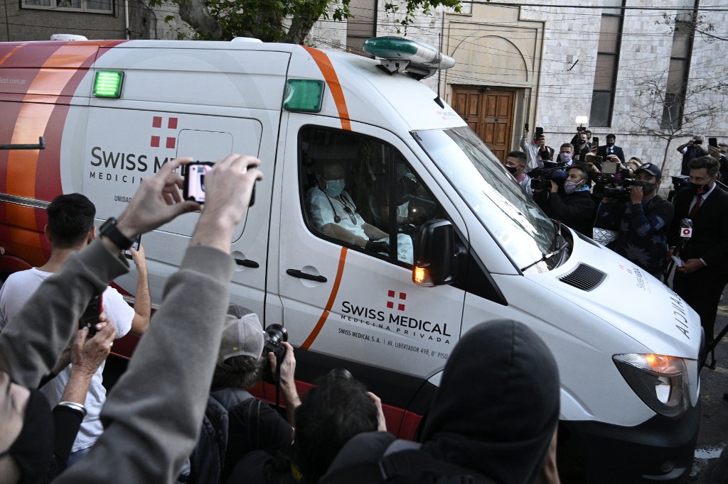 Ambulância levando Maradona para o hospital