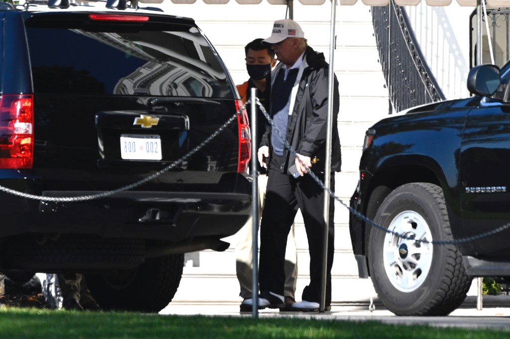 Trump saindo da Casa Branca neste sábado (7)