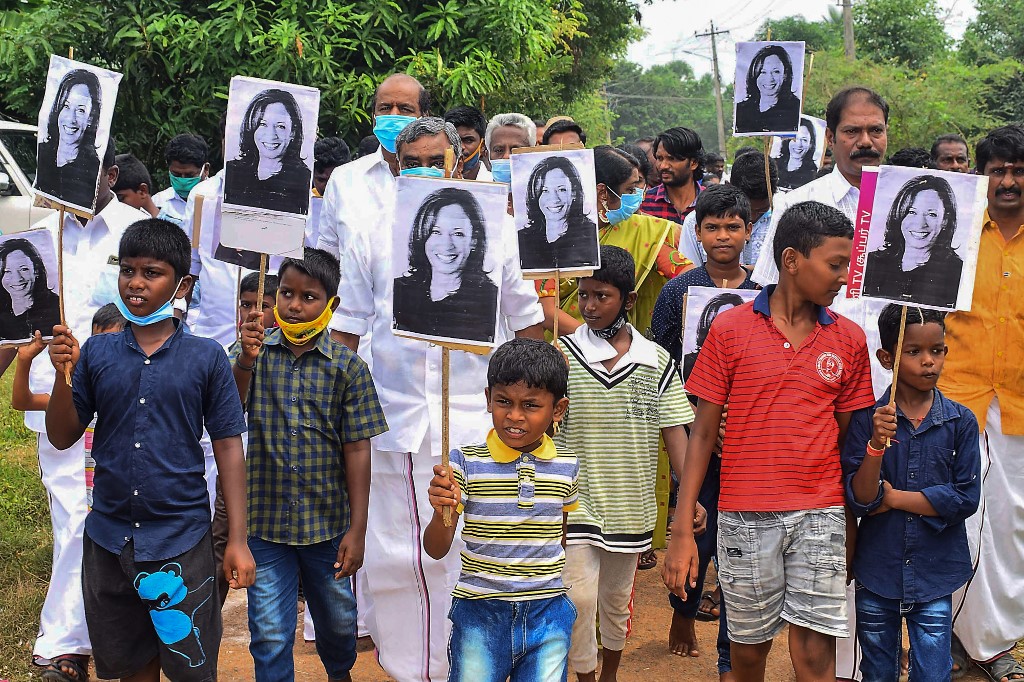 Festa pela eleiçãode Kamala no vilarejo de Thulasendrapuram