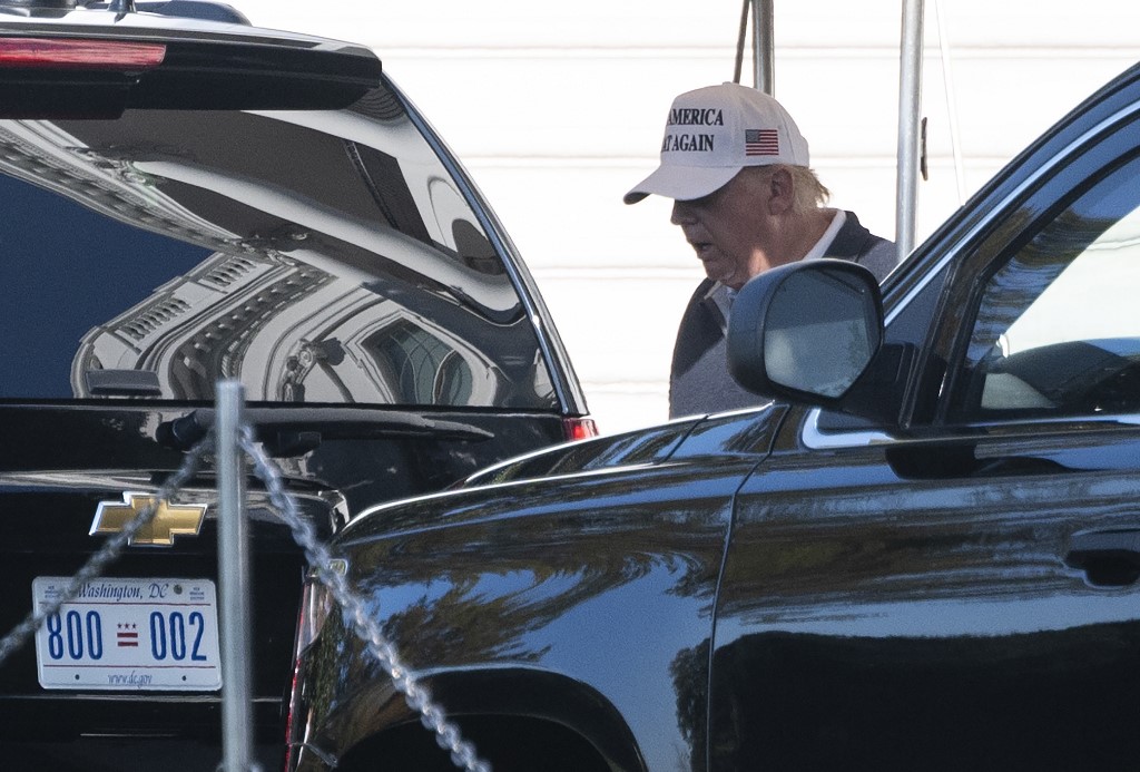 Presidente dos Estados Unidos, Donald Trump, caminha para campo de golfe no segundo dia após a derrota para Joe Biden