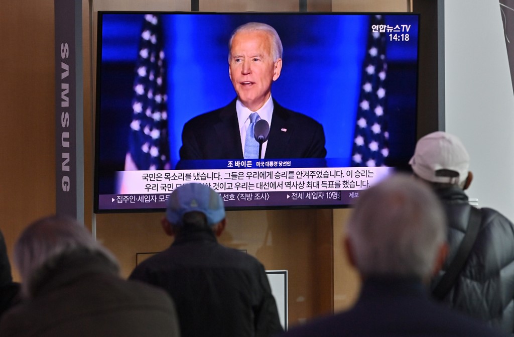 Pessoas assistem discurso de Joe Biden em Seoul, na Coreia do Sul