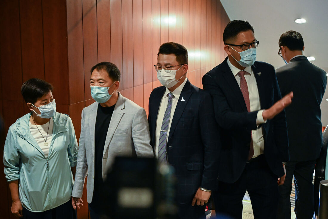 Parlamentares chineses em coletiva de imprensa, nesta quinta (12)