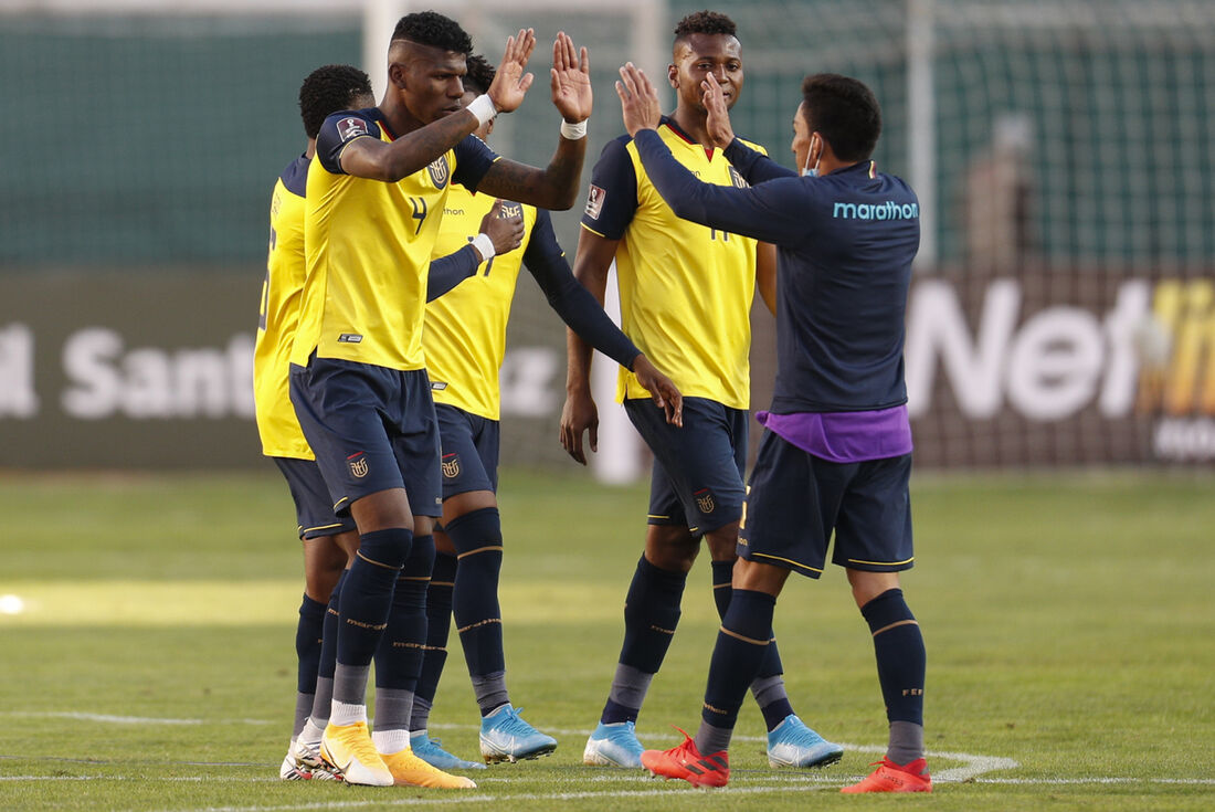 Os jogadores do Equador comemoram depois de derrotar a Bolívia pelas eliminatórias da Copa do Mundo FIFA 2022