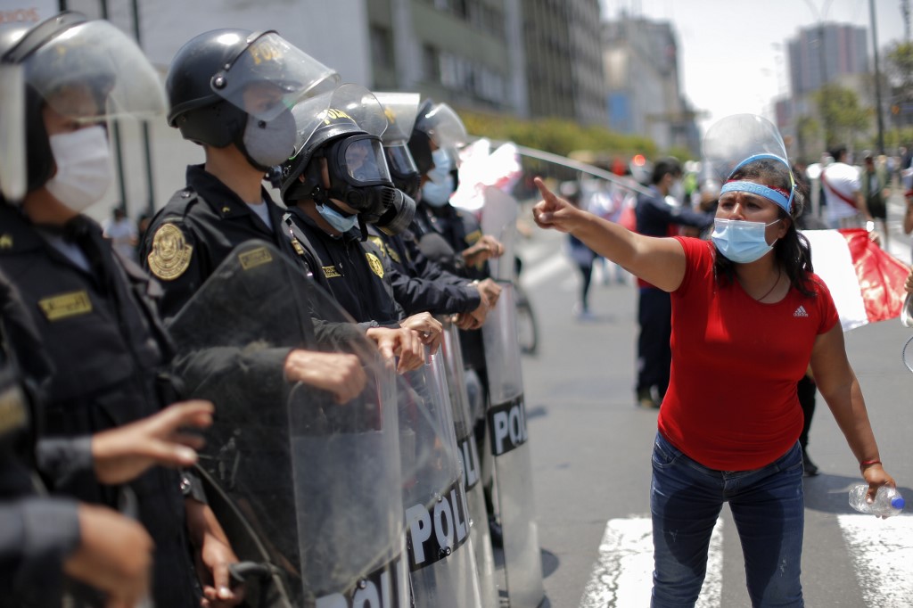 Manifestante confronta polícia em Lima