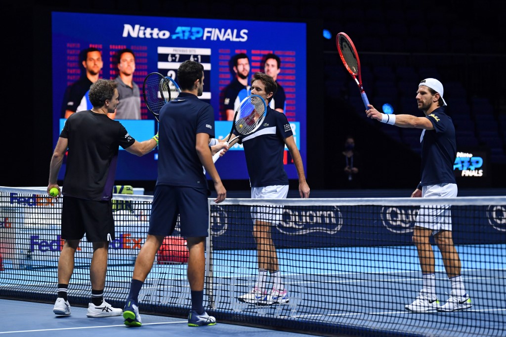 Bruno Soares, do Brasil, comemora com Mate Pavic, da Croácia, depois da vitória sobre o francês Edouard Roger-Vasselin e o austríaco Jurgen Melzer