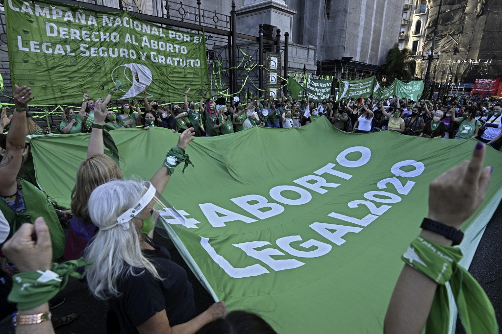 Manifestantes na Argentina pedem aborto legal no final de 2020, antes da interrupção voluntária da gravidez ser aprovada