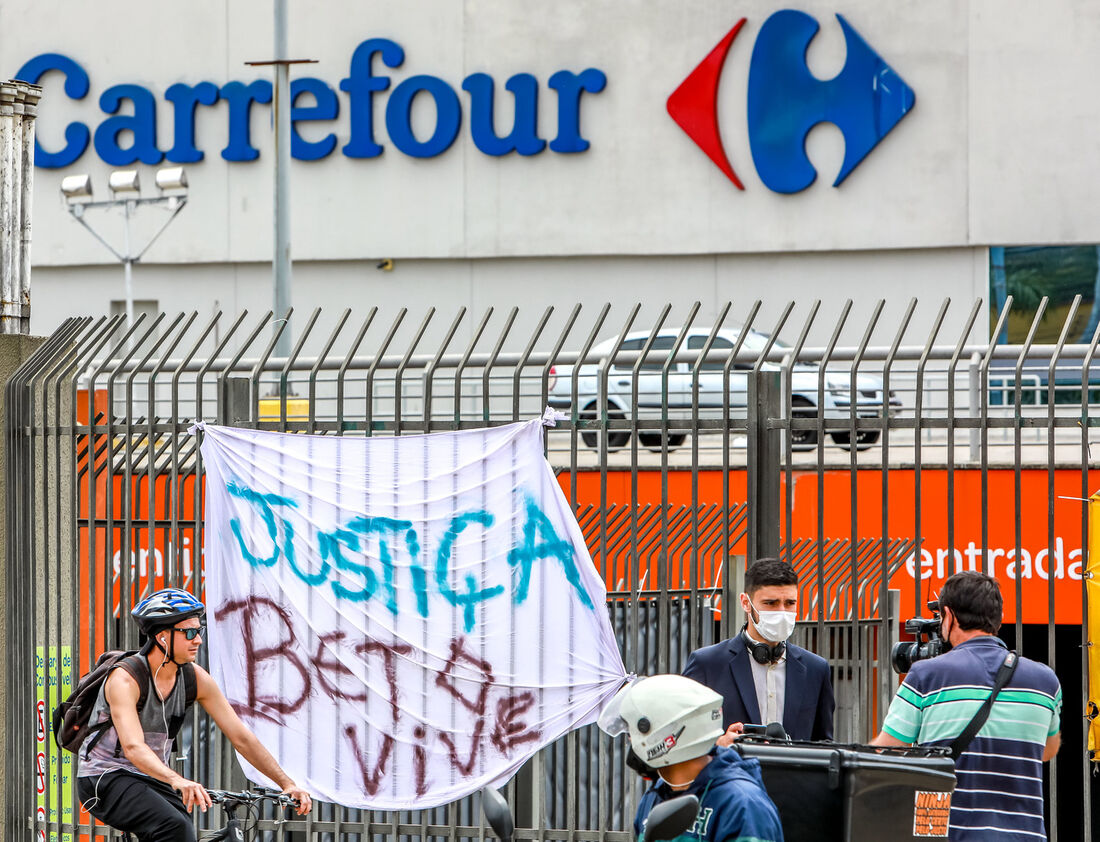 Protesto em frente do Carrefour, em Porto Alegre